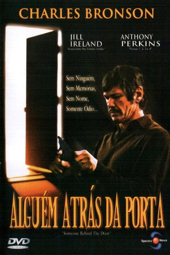 Assistir Alguém Atrás da Porta online dublado e legendado